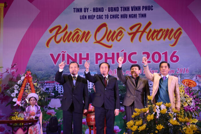 Thứ trưởng Vũ Hồng Nam cùng lãnh đạo tỉnh Vĩnh Phúc nâng ly chúc mừng năm mới tới bà con kiều bào