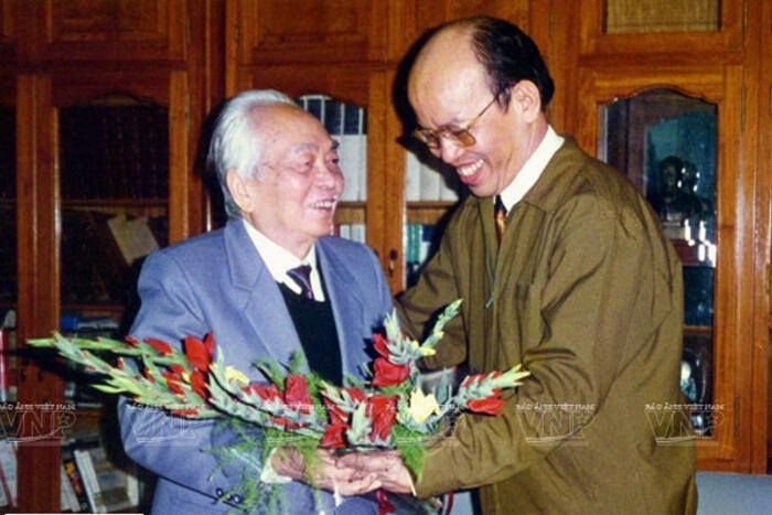 GS. TS Trình Quang Phú chúc mừng Đại tướng Võ Nguyên Giáp nhân ngày thành lập Quân đội Nhân Dân năm 2004. Ảnh: Tư liệu