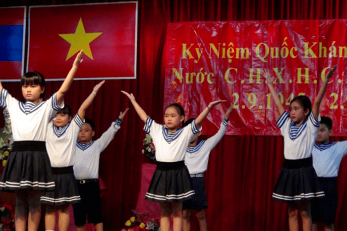Tiết mục múa "Chú Bộ đội" do các cháu trường tiểu học Thống Nhất biểu diễn