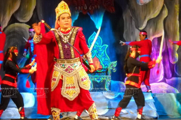 NSƯT Thạch Sung cháy hết mình trong những vai diễn trên sân khấu nghệ thuật dù kê. Ảnh: Nguyễn Luân