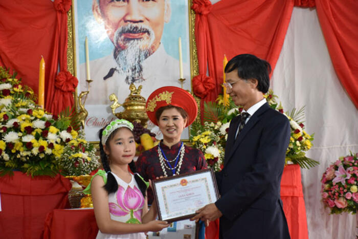 Đại sứ Nguyễn Tất Thành trao giấy khen cho các cháu đạt giải Cuộc thi viết về Bác Hồ