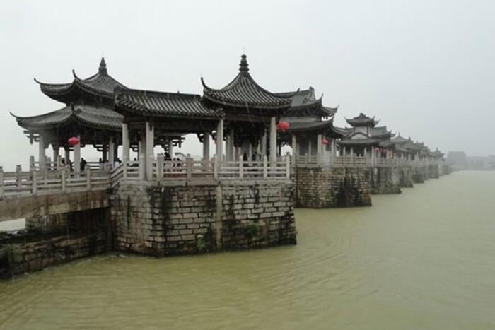 Với chiều dài gần 520 mét, cầu có 24 trụ đá chính, được xây thành đình đài lầu các theo kiểu mái cong ở cả hai đầu Đông-Tây và nhịp giữa dài 100 mét đặt trên 18 chiếc thuyền