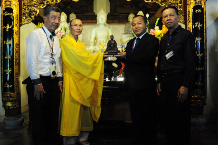 Đoàn kiều bào Thái Lan tặng quà cho chùa Trường Sa