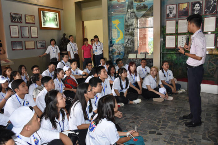 Tham quan Bảo tàng Hồ Chí Minh
