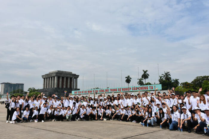 Đoàn đại biểu Trại hè Việt Nam 2019 trước Lăng Chủ tịch Hồ Chí Minh