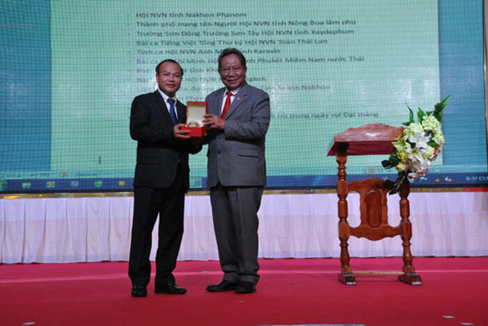 Chủ tịch Hội hữu nghị Thái- Việt tặng quà lưu niệm cho Thứ trưởng Vũ Hồng Nam