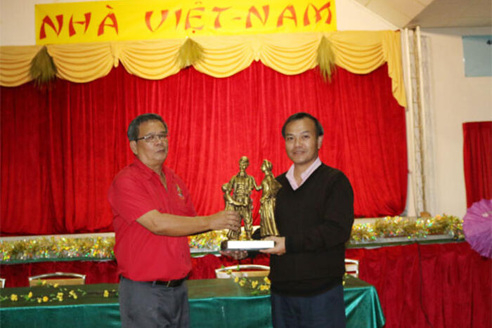 Ông Đinh Ngọc Riệm thay mặt Hội Ái Hữu gửi tặng Thứ trưởng Vũ Hồng Nam bức tượng Chân đăng