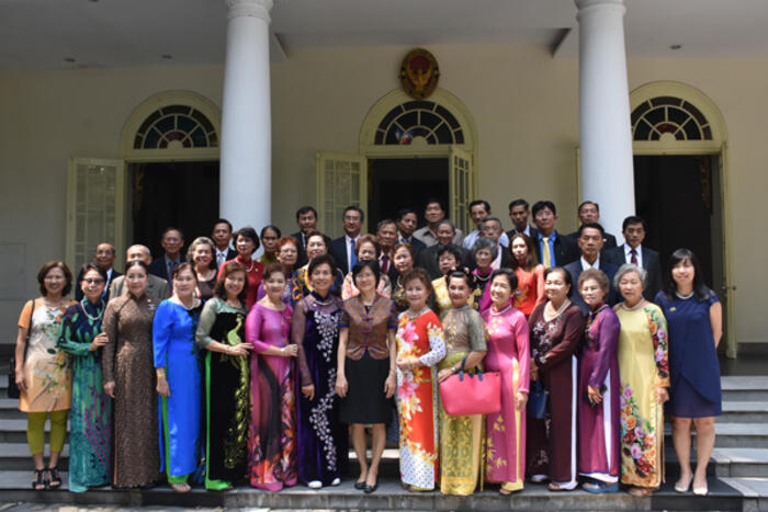 Chụp ảnh lưu niệm tại Đại sứ quán Thái Lan tại Việt Nam