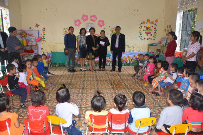 Kiều bào thăm tặng quà giáo viên và học sinh trường Mầm non Yên Lộc