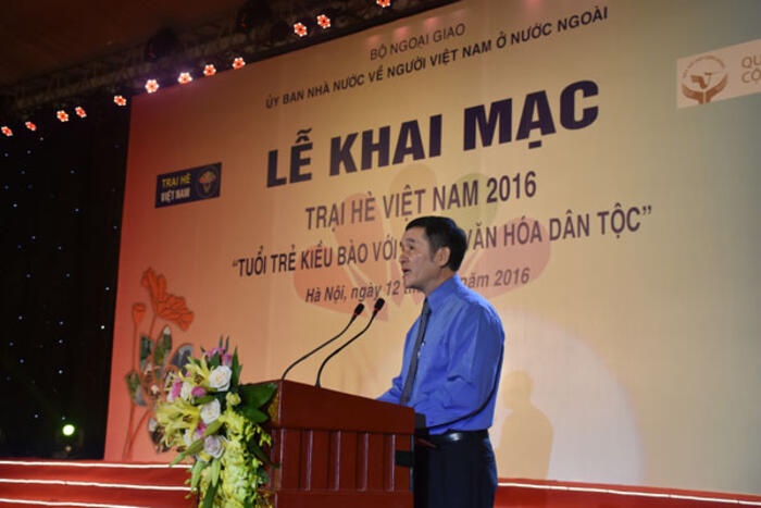 Phó Chủ nhiệm Đặng Thế Hùng phát biểu Khai mạc Trại hè Việt Nam 2016