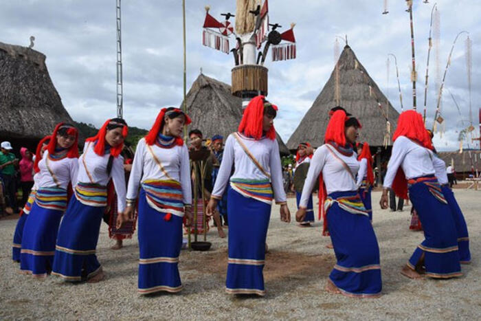 Điiệu múa ka đấu trong nhịp cồng chiêng trong Lễ hội phục dưng cây nêu các dân tộc tại huyện Tây Giang