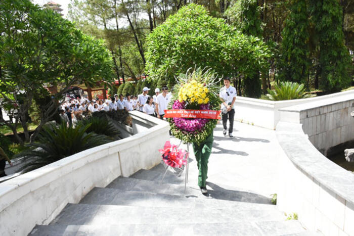 Đoàn đại biểu Trại hè Việt Nam đến dâng hương và tưởng niệm các anh hùng liệt sĩ tại Khu di tích Ngã ba Đồng Lộc (Hà Tĩnh)
