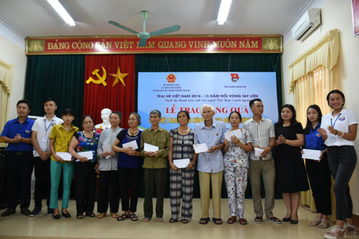 Đoàn trao tặng quà cho Mẹ Việt Nam anh hùng và các gia đình chính sách
