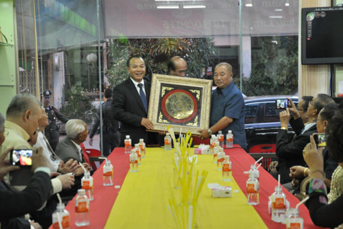 Thứ trưởng Vũ Hồng Nam tặng quà lưu niệm cho Tổng hội người Việt toàn Thái