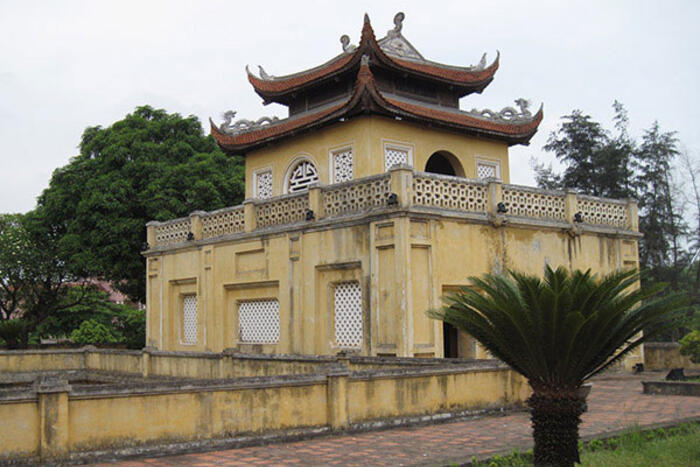 Tầng lầu thứ hai có khuôn viên rất rộng hai bên, được trang trí bằng những ô đất trồng thảm cỏ, cây xanh…