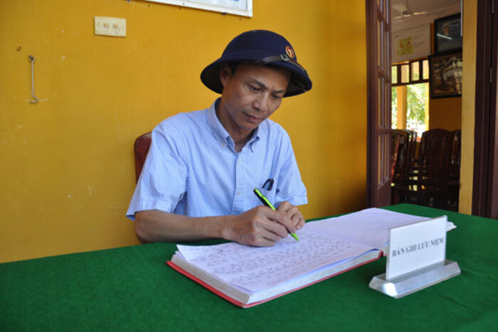 Ông Lương Thanh Nghị, trưởng đoàn công tác viết những dòng lưu bút tại đảo Sơn Ca