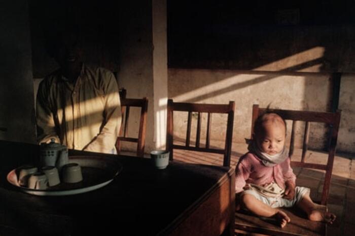 Huế, 1989: Đứa trẻ ngồi trong phòng tiếp khách ở một ngôi đình