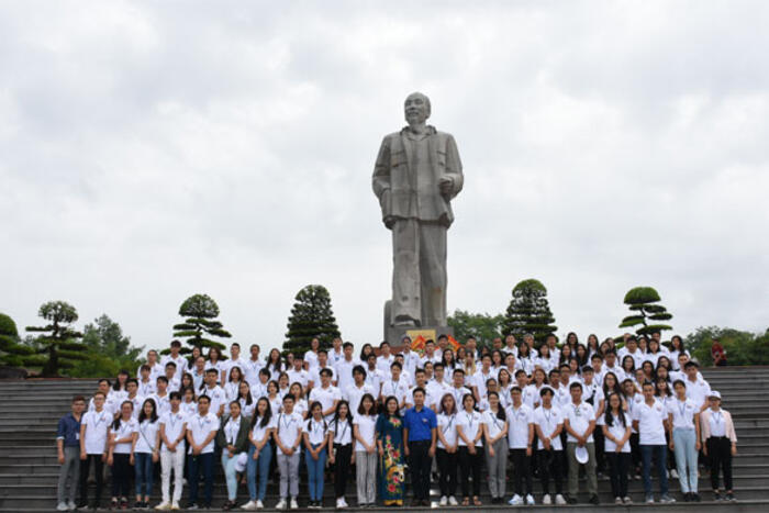 Đoàn chụp ảnh lưu niệm trước Tượng đài Chủ tịch Hồ Chí Minh tại tp Vinh