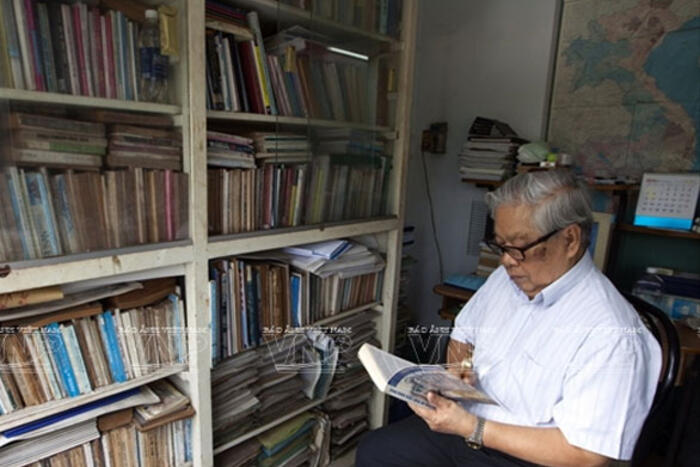 PGS.TS Hồ Văn Chín nghiên cứu các tư liệu trước khi đi thực địa. Ảnh: Thông Hải