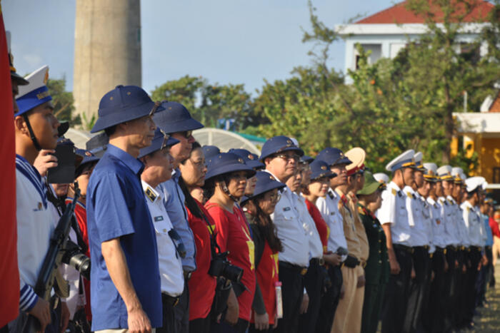 Đoàn công tác dự lễ chào cờ tại cột mốc chủ quyền trên đảo Song Tử Tây