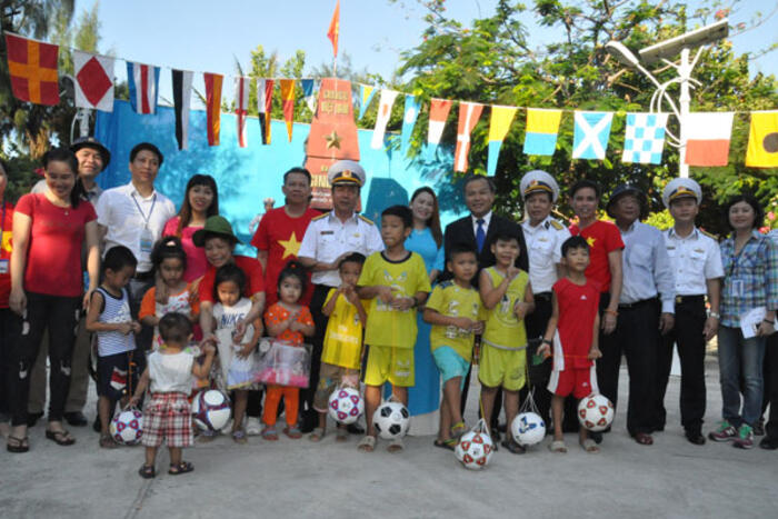 Đoàn công tác tặng quà cho các “công dân nhí” tại xã đảo Sinh Tồn