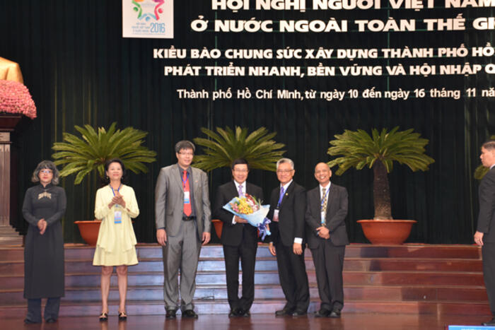 Các đại biểu kiều bào gửi tặng món quà lưu niệm tới Lãnh đạo Đảng, Nhà nước và Thành phố Hồ Chí Minh