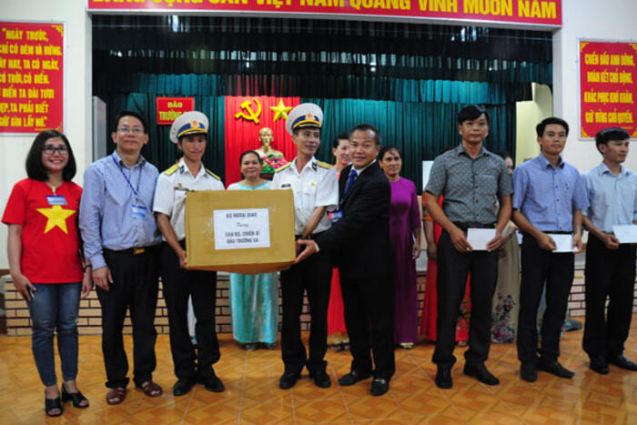 Thứ trưởng Vũ Hồng Nam tặng quà của Bộ Ngoại giao cho cán bộ chiến sĩ đảo Trường Sa