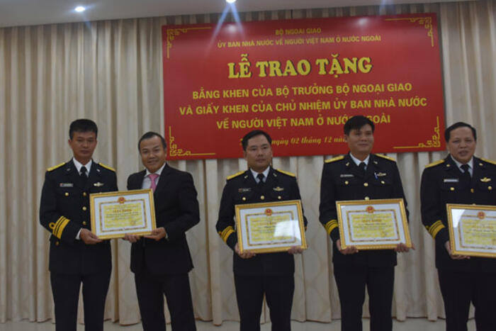 Thứ trưởng Vũ Hồng Nam trao tặng Giấy khen Chủ nhiệm Ủy ban cho các tập thể và cá nhân Quân chủng Hải quân