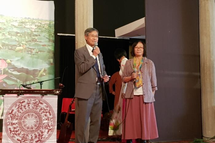 Ông Vũ Ngọc Cẩn, Chủ tịch Hội MCFV và nhà văn Trần Thu Dung, Chủ tịch Hội Aurore Ánh Sáng lên cảm ơn khách tham dự.