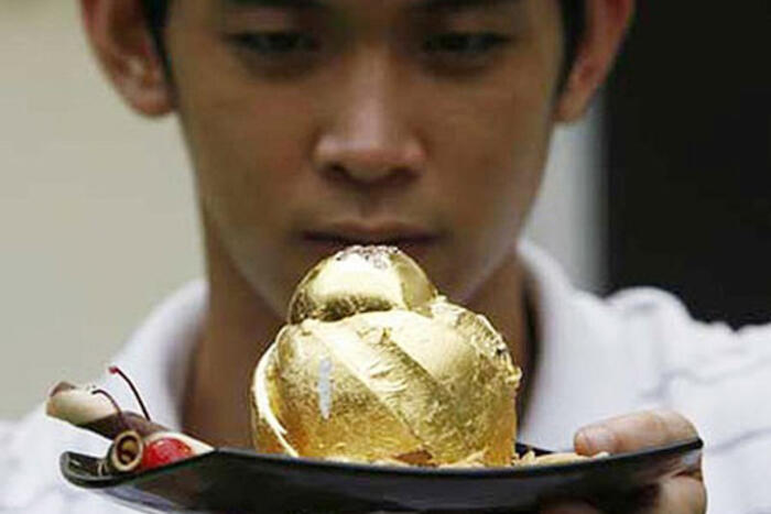 Năm 2011, một người đàn ông đã bỏ ra 20.000 USD để mua một chiếc bánh gato phủ vàng, đính kim cương để mừng sinh nhật lần thứ 60 của mình