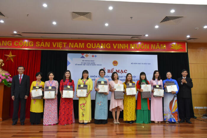 Giáo viên kiều bào nhận chứng chỉ hoàn thành Khóa tập huấn giảng dạy tiếng Việt, tháng 8/2019