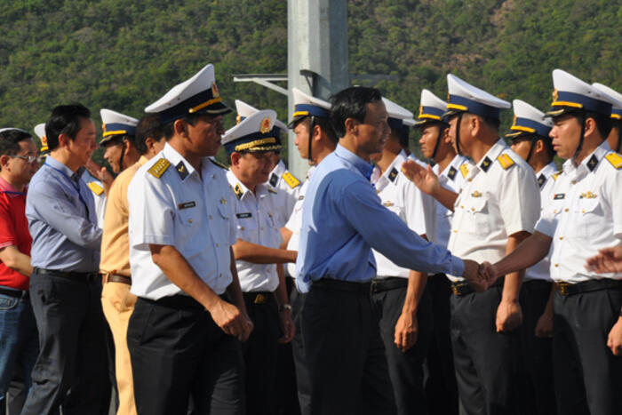 Ông Lương Thanh Nghị, Trưởng Đoàn công tác số 10 thực hiện nghi thức chào tạm biệt các chiến sỹ trước khi lên tàu