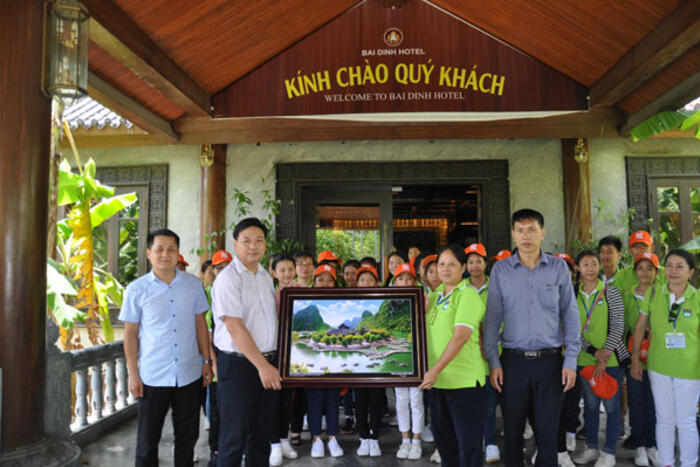 Đại diện tỉnh Đoàn Ninh Bình tặng quà lưu niệm cho Đoàn