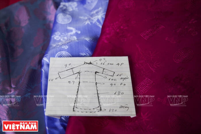 Gần đây, thợ may Trạch Xá hướng tới việc sáng tạo những kiểu dáng áo dài mới, phục vụ theo thị hiếu người mặc