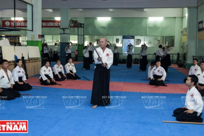 Võ sư Đặng Văn Phát hướng dẫn môn sinh một thế gậy dài trong Aikido. Ảnh: Thông Hải