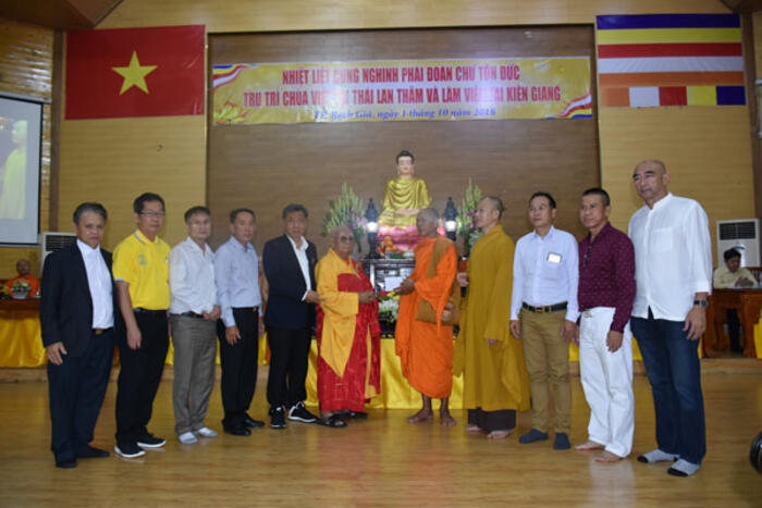 Đoàn Phật tử kiều bào Thái Lan tặng quà cho Ban Trị sự Phật giáo tỉnh Kiên Giang