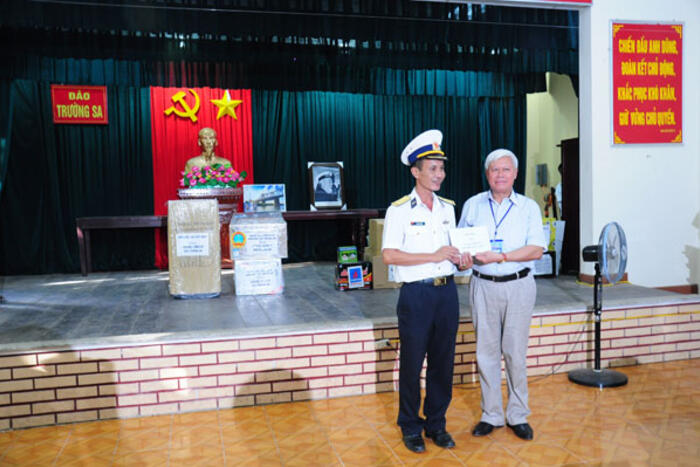 Nhà thơ Nguyễn Huy Hoàng đại diện Đoàn đại biểu kiều bào tặng quà cho cán bộ chiến sĩ đảo Trường Sa