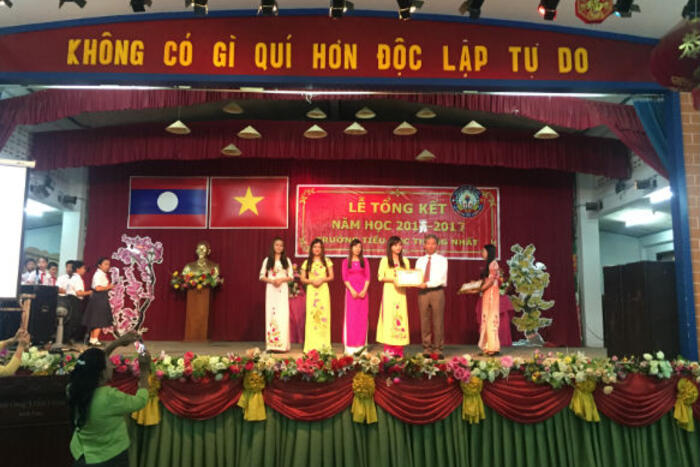 Tổng Lãnh sự trao Giấy khen cho các giáo viên tình nguyện