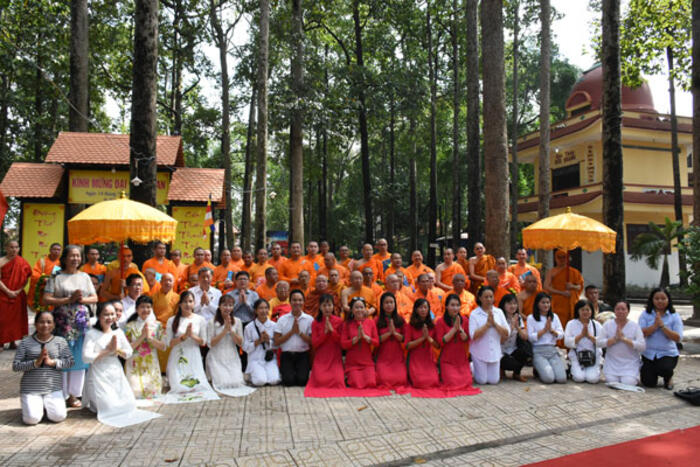 Đoàn chụp ảnh lưu niệm tại chùa Bửu Quang