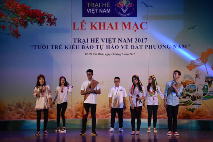 Các đại biểu Trại hè Việt Nam biểu diễn bài hát Quê hương Việt Nam