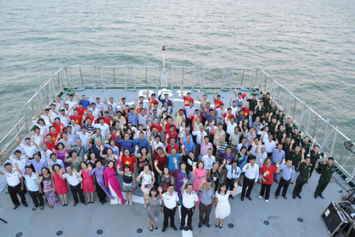 Các đại biểu chụp ảnh lưu niệm tại boong tàu KN490