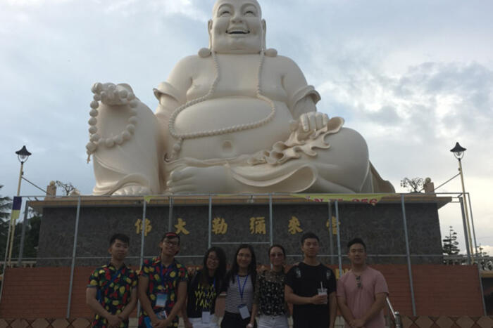 Tượng Phật Di Lặc trong tư thế ngồi có chiều dài 27m, chiều rộng 18m, cao 20m và nặng khoảng 250.000kg