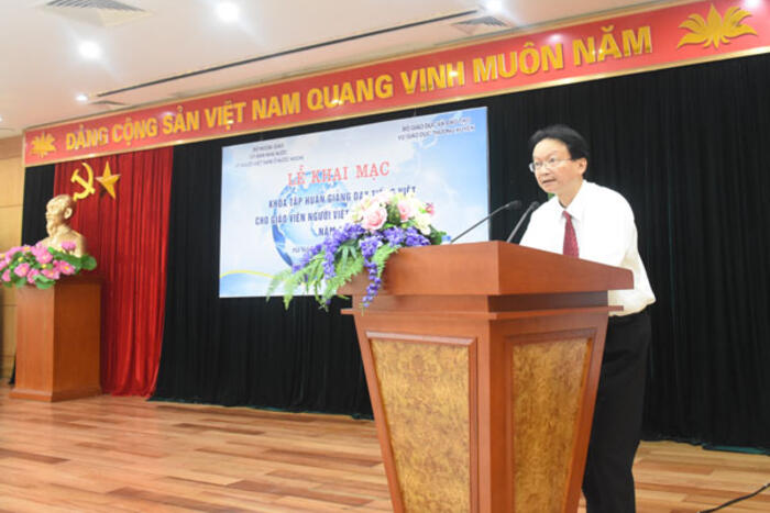 Thầy Nguyễn Thiện Nam thay mặt các giảng viên Khóa tập huấn phát biểu