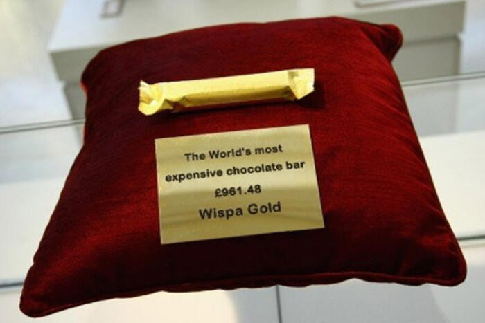 Thanh chocolate Wispa nổi tiếng của hãng Cadbury bọc vàng và đặt trong cửa hàng trang sức ở London. Giá của của nó là 1.600 USD