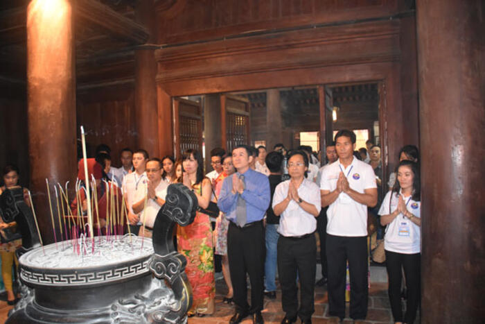 Các đại biểu dâng hương tưởng nhớ tri ân bậc tiên đế tiên hiền tại nhà Thái Học