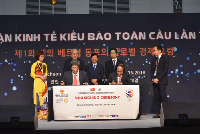 Lễ ký kết MOU được thực hiện tại Diễn đàn Kinh tế Kiều bào toàn cầu lần thứ I tại Hàn Quốc, tháng 6/2019