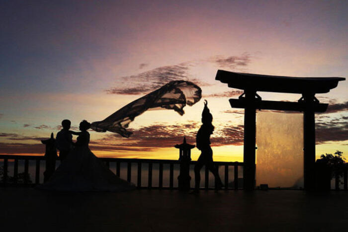 (Một cặp đôi chụp hình cưới trong khoảnh khắc Mặt trời mọc tại Pháp Ấn Sơn Ảnh: Phan Huy)