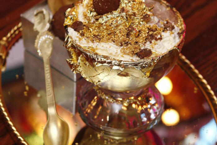 Món tráng miệng này có tên gọi Frozen Haute Chocolate, có giá lên đến 25.000 USD và được sáng tạo tại nhà hàng Serendupity ở New York, Mỹ