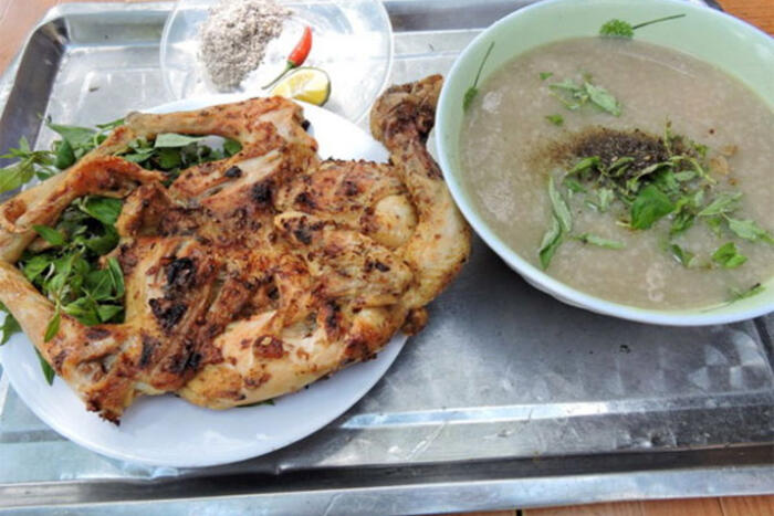 Không quên thưởng thức món đặc sản gà tre trước khi chia tay đèo Le - suối nước Mát - Ảnh: T.Ly