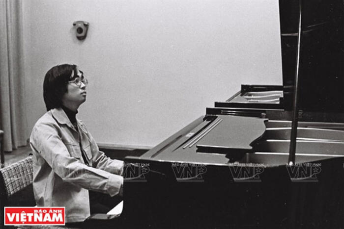 Đặng Thái Sơn trình diễn sau khi đoạt giải Nhất Cuộc thi nhạc quốc tế F.Chopin lần thứ 10 năm 1981 ở Warszawa (Ba Lan)